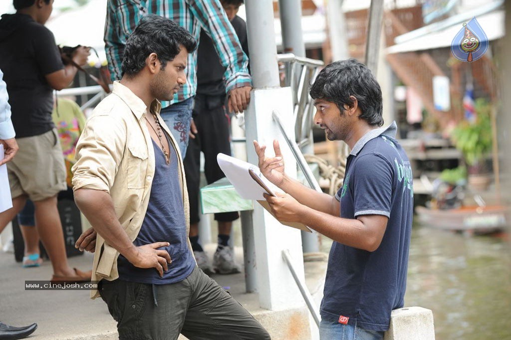 Samar Tamil Movie Stills - 18 / 33 photos