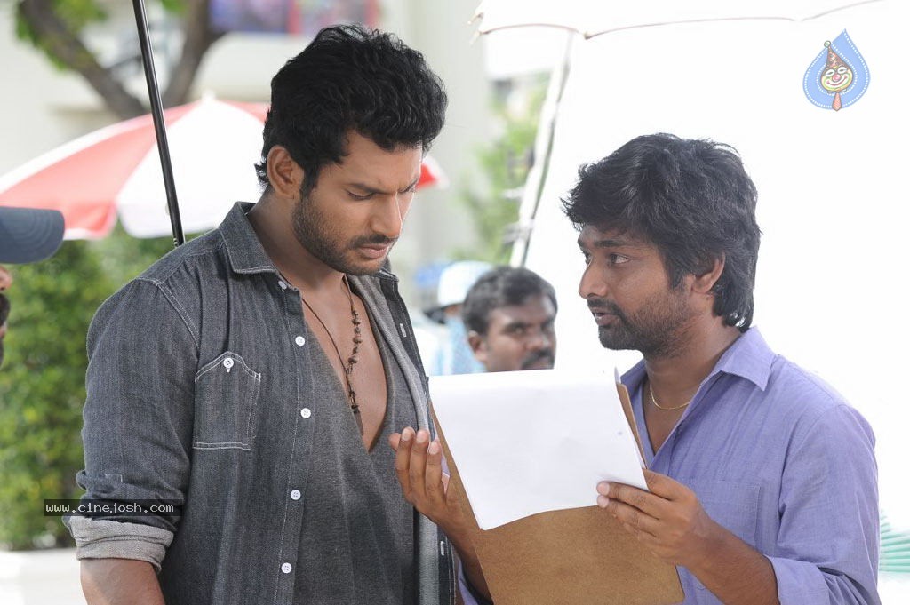 Samar Tamil Movie Stills - 26 / 33 photos