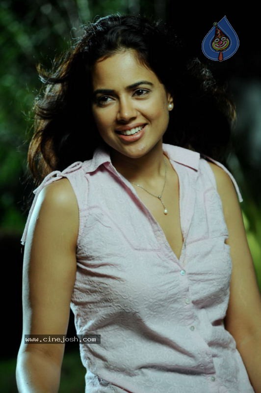 Sameera Reddy Stills in Erra Gulabeelu Movie - 13 / 15 photos