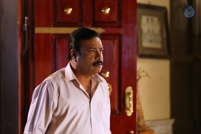 Sangili Bungili Kadhava Thorae Tamil Movie Stills - 15 / 20 photos