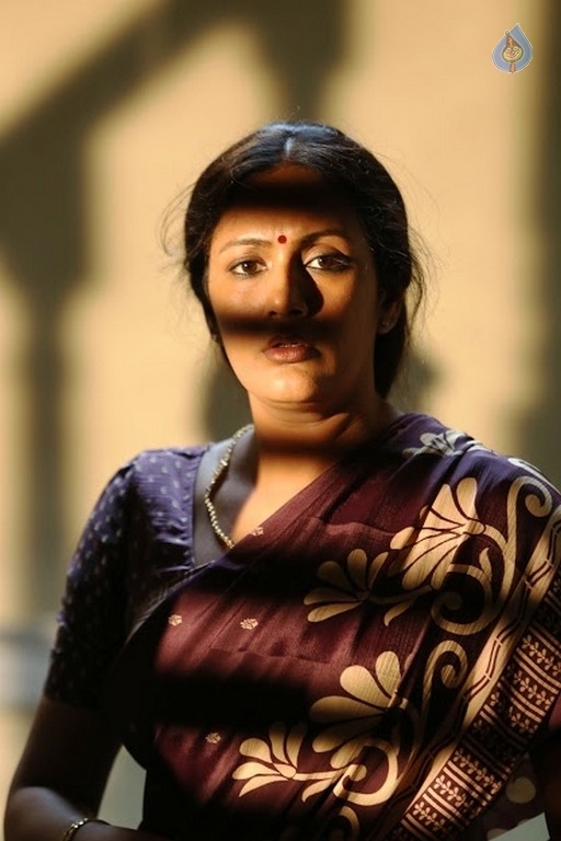 Sangili Bungili Kadhava Thorae Tamil Movie Stills - 18 / 20 photos