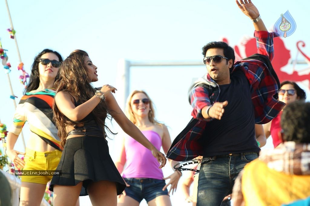 Santhanam's Inimey Ippadithaan Tamil Movie Stills - 3 / 30 photos