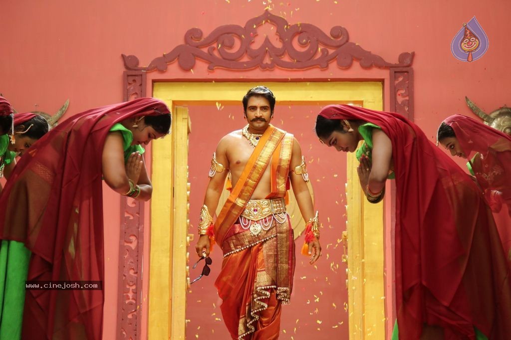 Santhanam's Inimey Ippadithaan Tamil Movie Stills - 16 / 30 photos