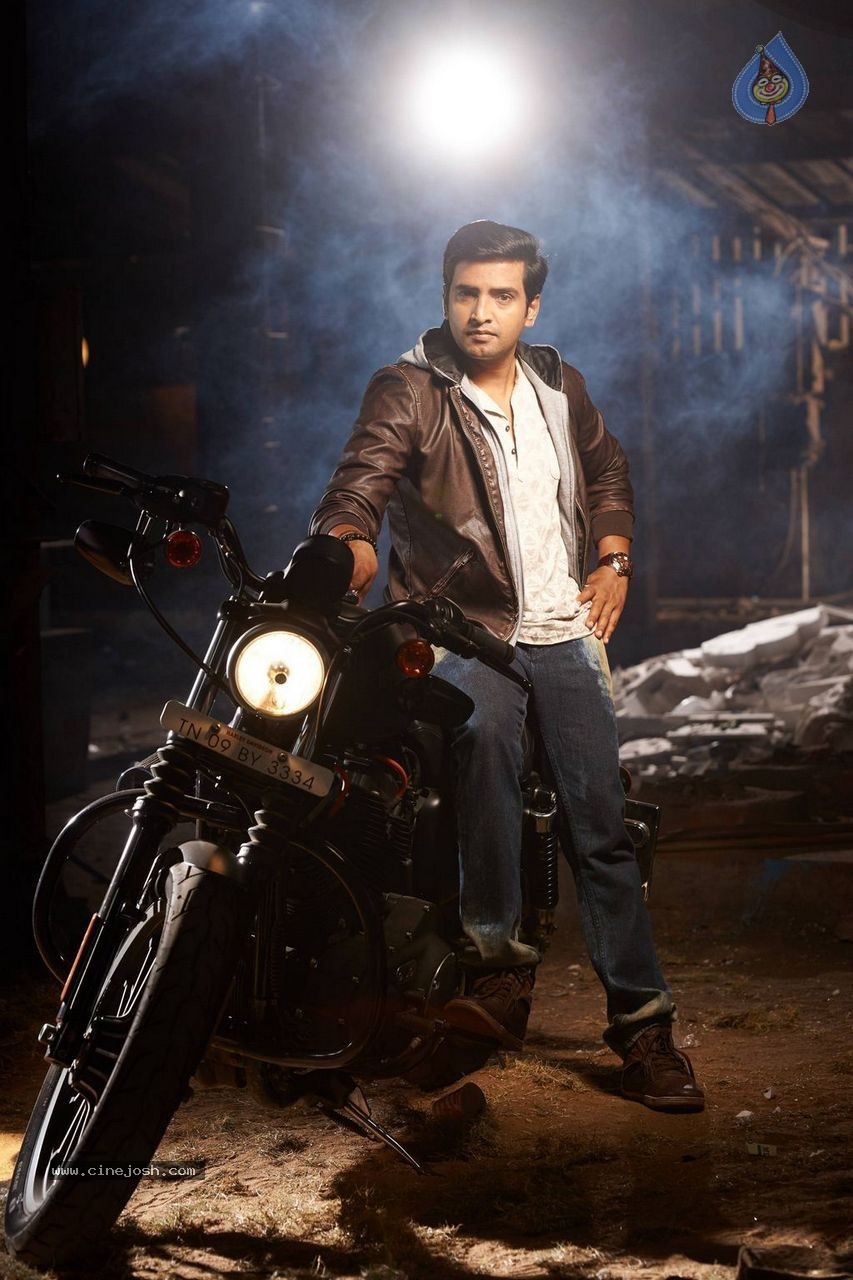 Santhanam's Inimey Ippadithaan Tamil Movie Stills - 27 / 30 photos