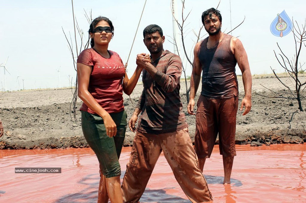 Santhithathum Sindhithathum Tamil Movie Stills - 62 / 78 photos