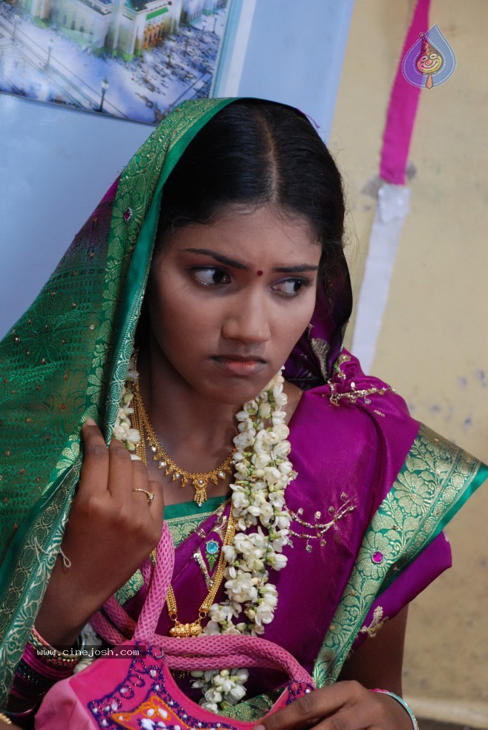 Sathiram Perunthu Nilaiyam Tamil Movie New Stills - 55 / 76 photos