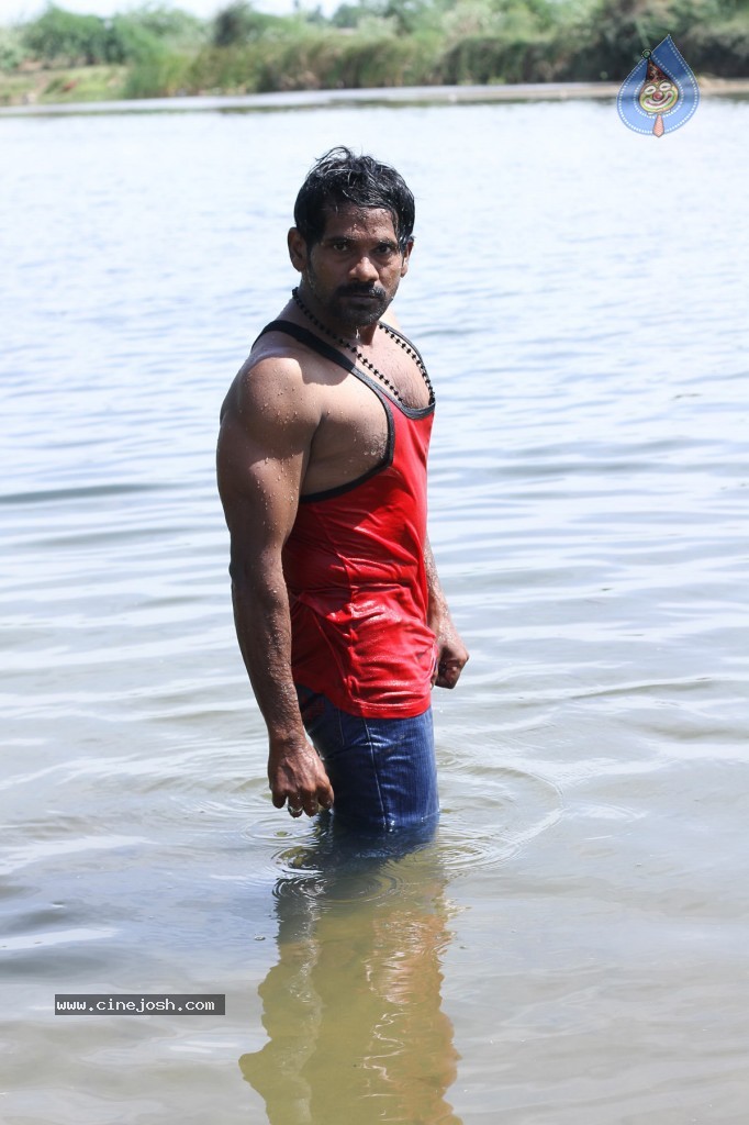 Sathiram Perunthu Nilaiyam Tamil Movie New Stills - 72 / 76 photos