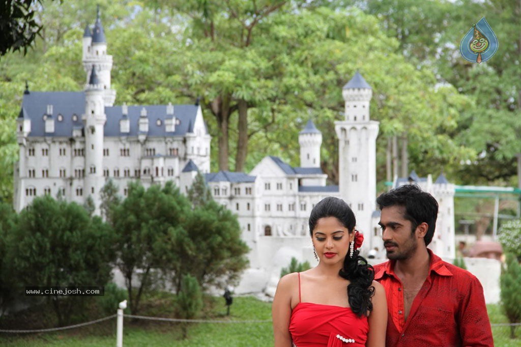 Sattam Oru Iruttarai Tamil Movie Stills - 2 / 33 photos
