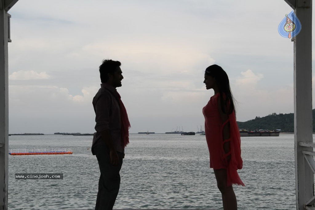 Sattam Oru Iruttarai Tamil Movie Stills - 22 / 33 photos