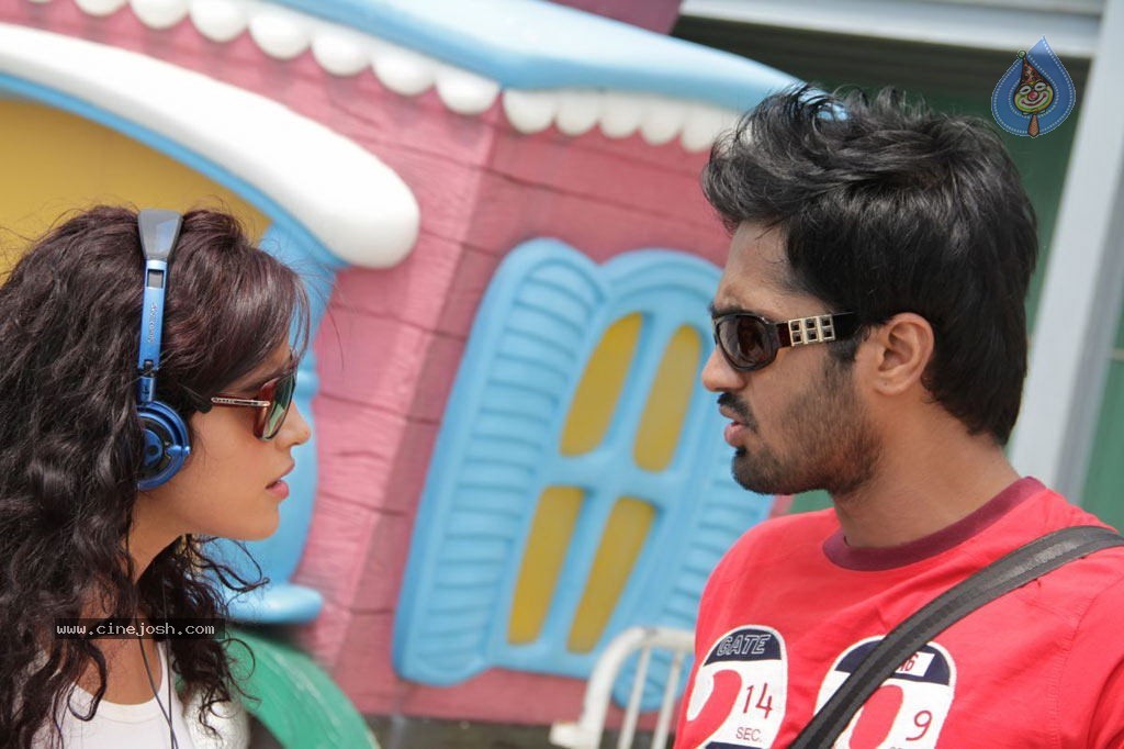 Sattam Oru Iruttarai Tamil Movie Stills - 32 / 33 photos