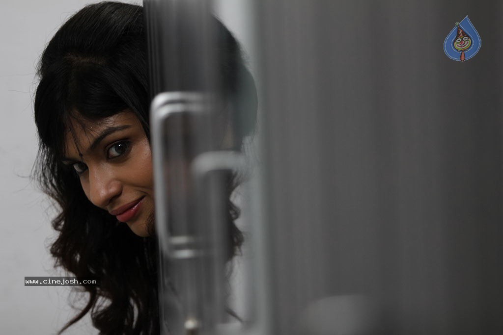 Shivani Tamil Movie Stills - 92 / 96 photos