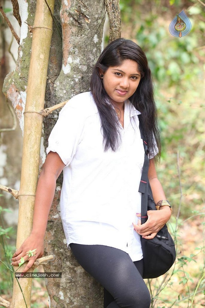 Sillunu Oru Payanam Tamil Movie Photos - 23 / 45 photos