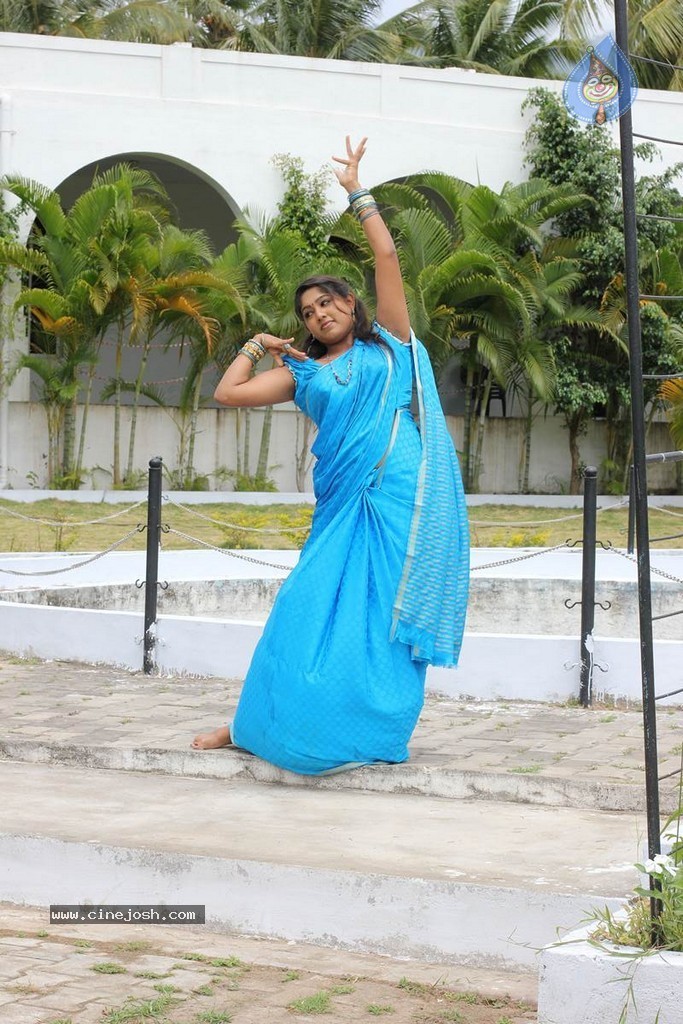 Sillunu Oru Payanam Tamil Movie Photos - 28 / 45 photos