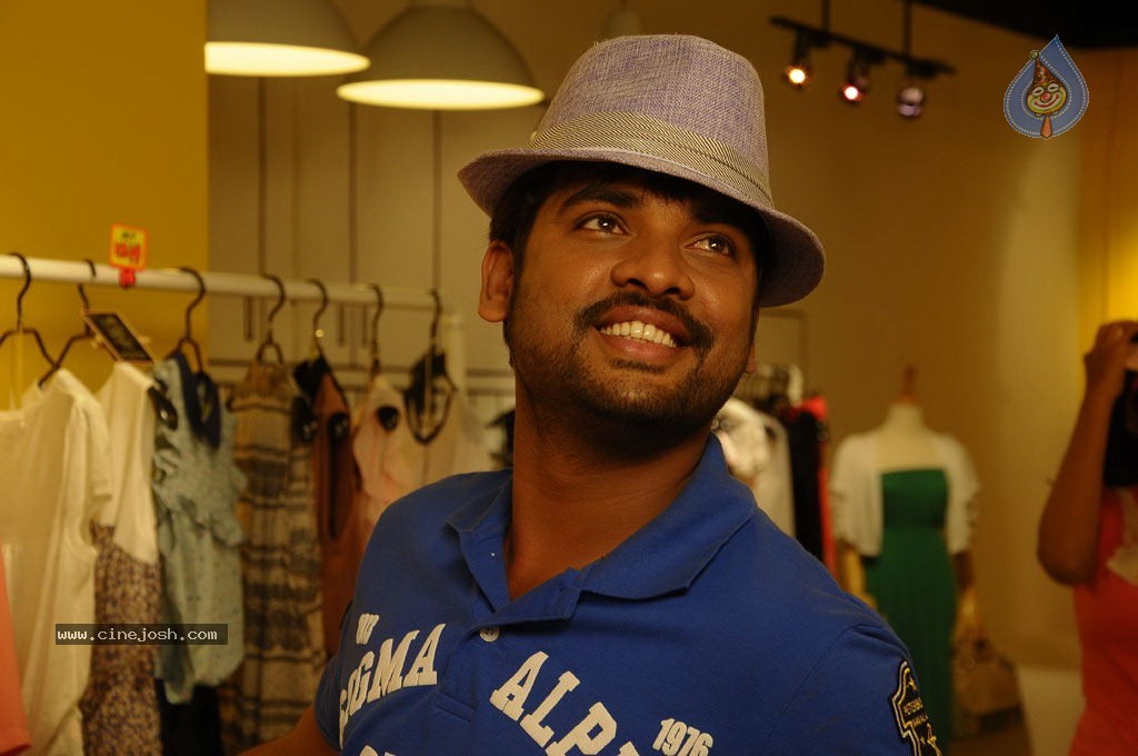 Sillunu Oru Santhippu Tamil Movie Stills - 8 / 55 photos