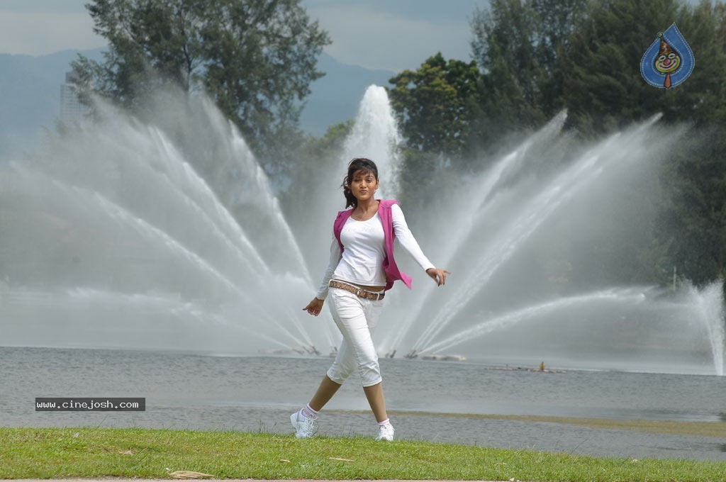Sillunu Oru Santhippu Tamil Movie Stills - 11 / 55 photos