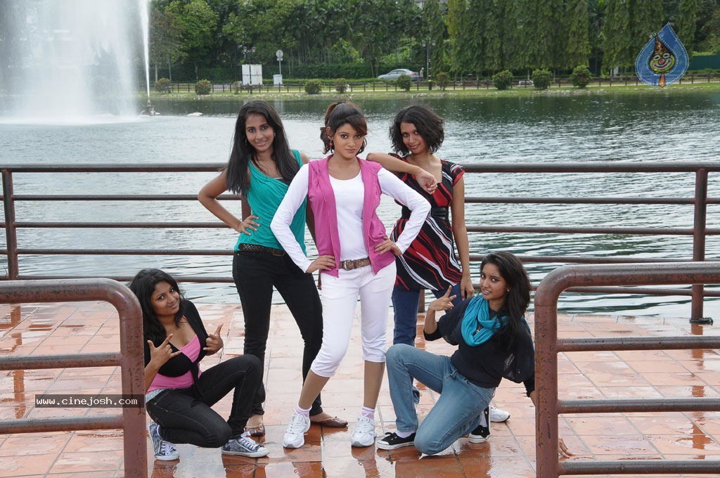 Sillunu Oru Santhippu Tamil Movie Stills - 14 / 55 photos