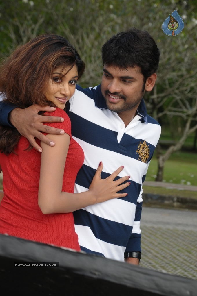 Sillunu Oru Santhippu Tamil Movie Stills - 17 / 55 photos