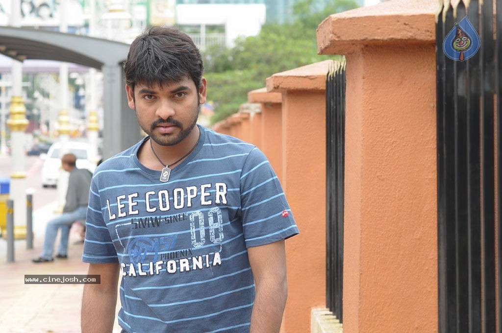 Sillunu Oru Santhippu Tamil Movie Stills - 20 / 55 photos