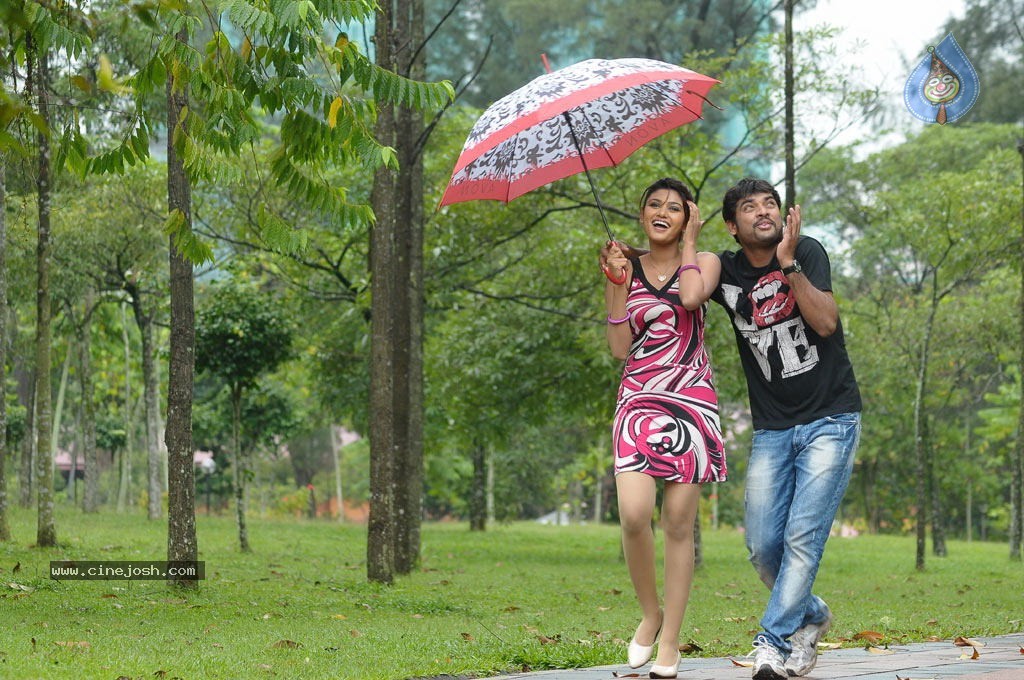 Sillunu Oru Santhippu Tamil Movie Stills - 29 / 55 photos
