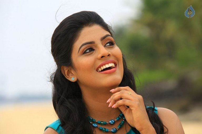 Simran Karaiooram Movie Photos - 2 / 9 photos
