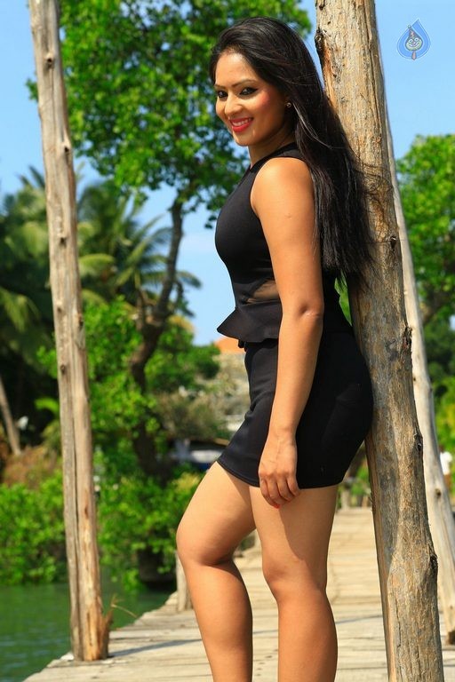 Simran Karaiooram Movie Photos - 3 / 9 photos