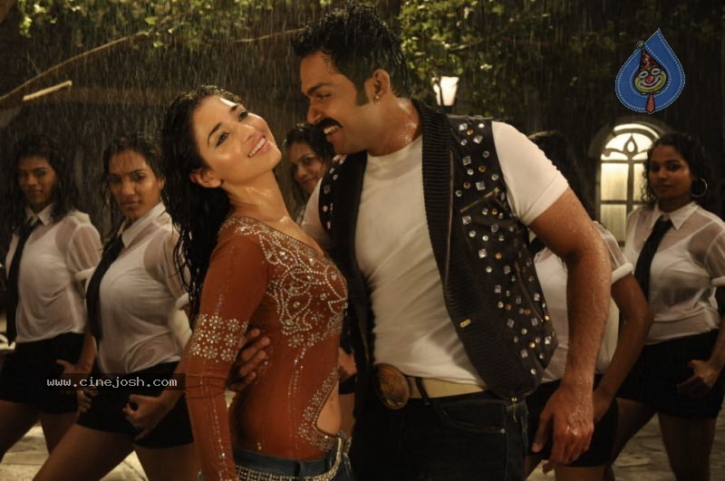 Siruthai Tamil Movie Gallery - 19 / 42 photos