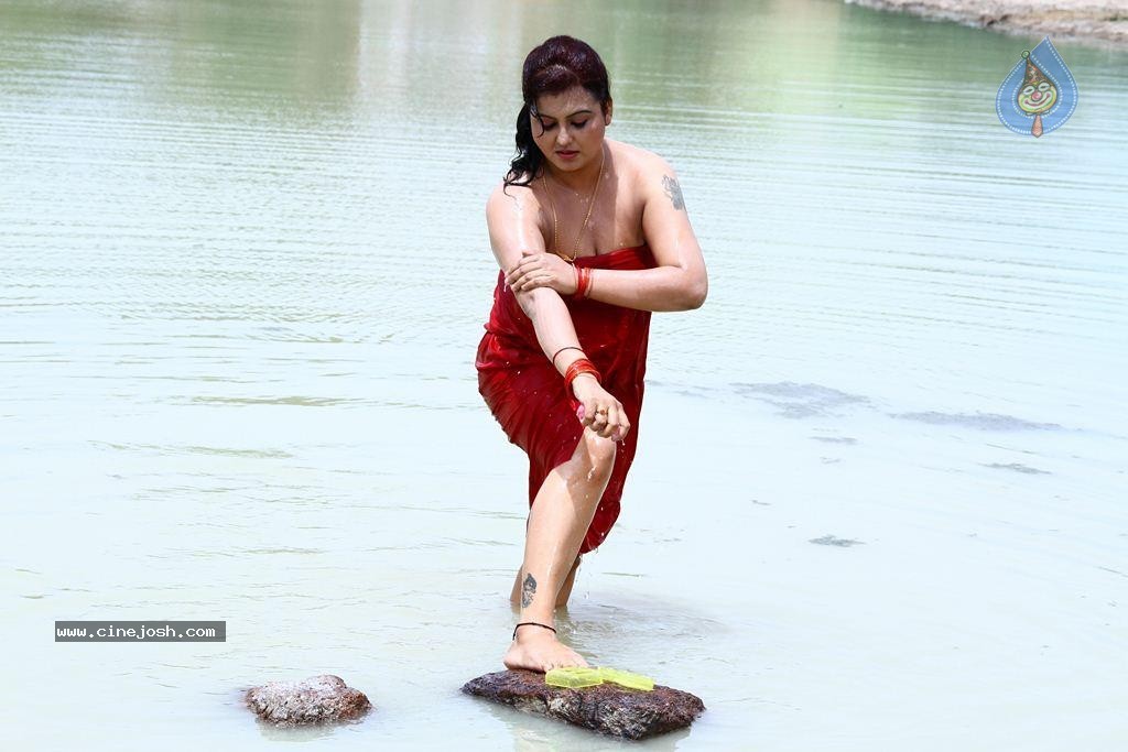 Sivappu Manidharagal Tamil Movie Photos - 34 / 67 photos