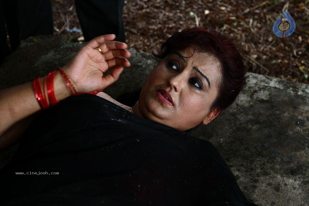 Sivappu Manidharagal Tamil Movie Photos - 39 / 67 photos