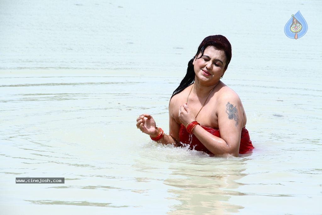 Sivappu Manidharagal Tamil Movie Photos - 42 / 67 photos