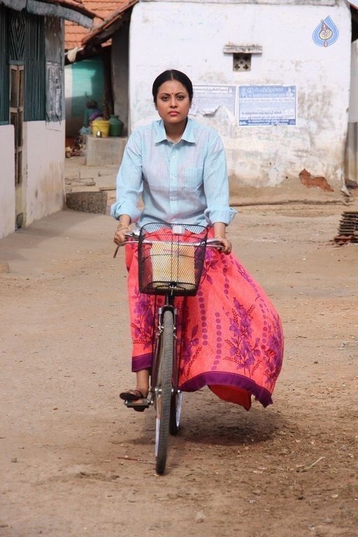 Sivappu Manithargal Tamil Movie Photos - 29 / 41 photos