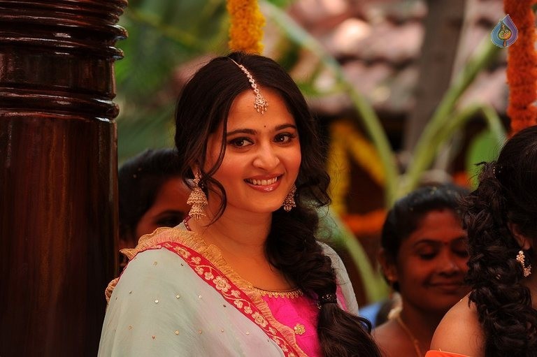 Inji Iduppazhagi Tamil Film Photos - 2 / 49 photos
