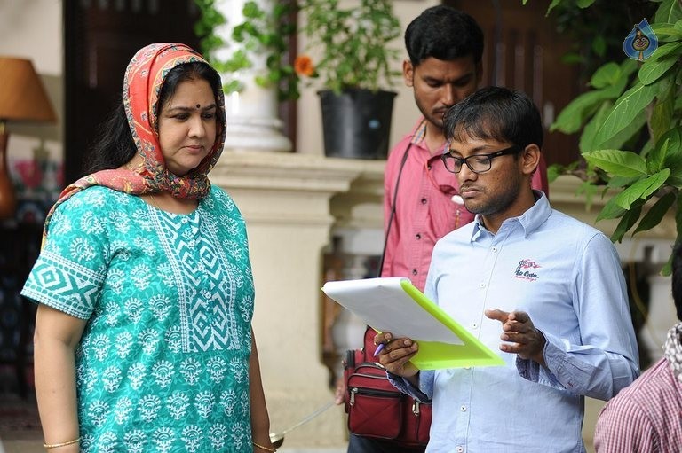 Inji Iduppazhagi Tamil Film Photos - 31 / 49 photos