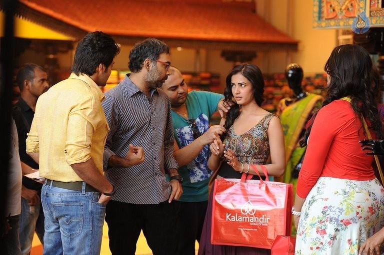 Inji Iduppazhagi Tamil Film Photos - 39 / 49 photos
