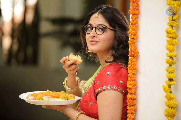 Inji Iduppazhagi Tamil Film Photos - 43 / 49 photos
