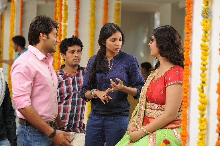 Inji Iduppazhagi Tamil Film Photos - 47 / 49 photos
