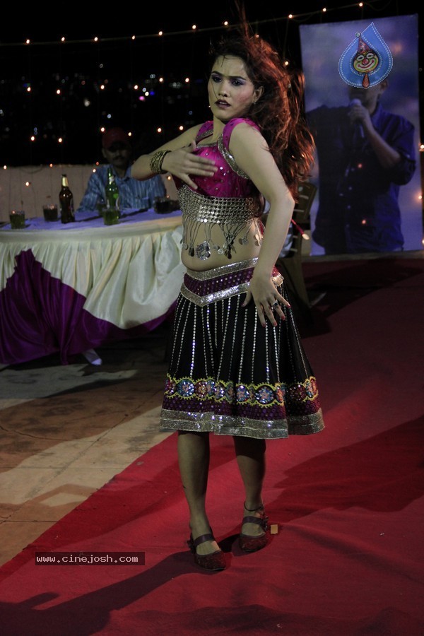 Snehame Thoduga Movie Stills - 112 / 142 photos