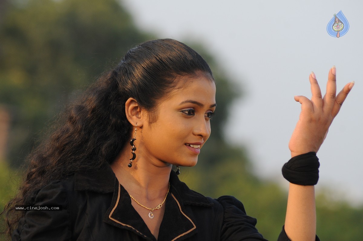 Snehame Thoduga Movie Stills - 117 / 142 photos
