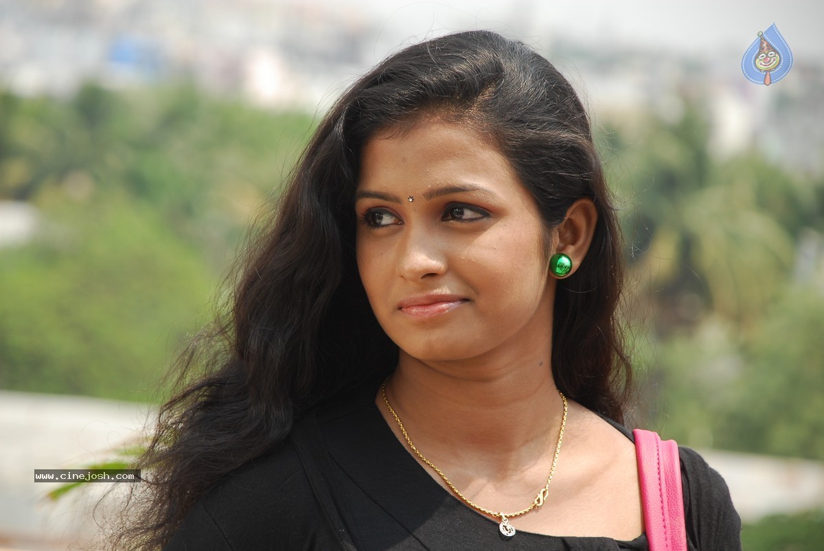 Snehame Thoduga Movie Stills - 118 / 142 photos