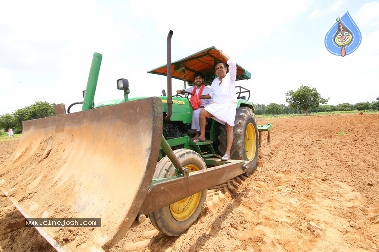 Soda Golisoda Movie Stills - 26 / 33 photos