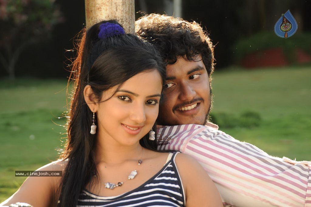 Sogusu Perundhu Tamil Movie Stills - 5 / 55 photos