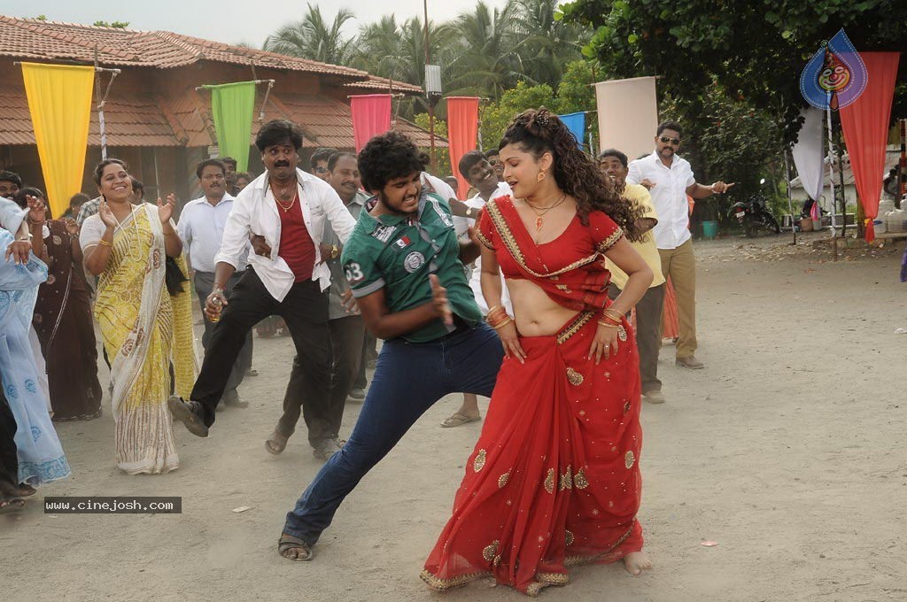 Sogusu Perundhu Tamil Movie Stills - 9 / 55 photos