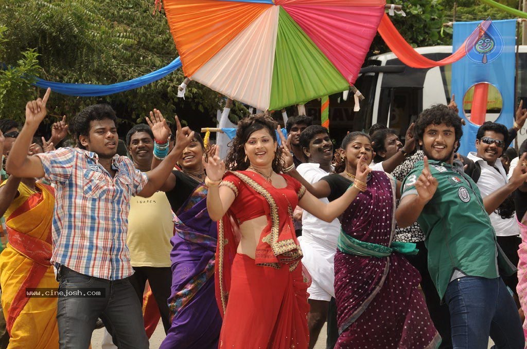 Sogusu Perundhu Tamil Movie Stills - 36 / 55 photos