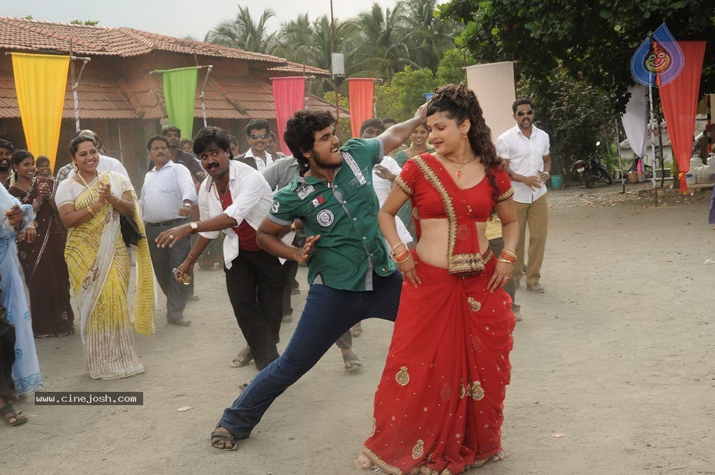 Sogusu Perundhu Tamil Movie Stills - 48 / 55 photos