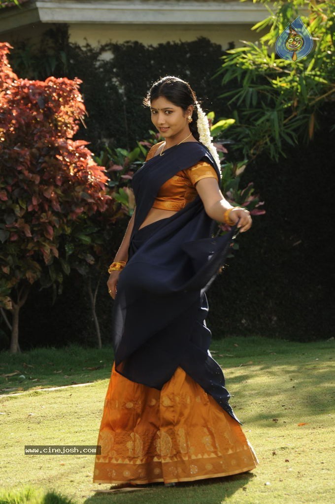 Sogusu Perundhu Tamil Movie Stills - 49 / 55 photos