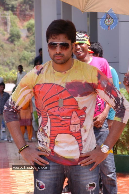Solo Movie New Stills - 22 / 29 photos