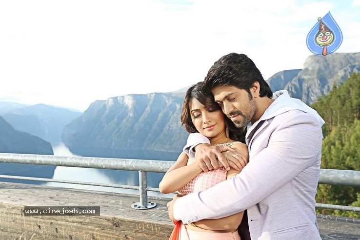 Sooryavamsi Tamil Movie Stills - 14 / 19 photos