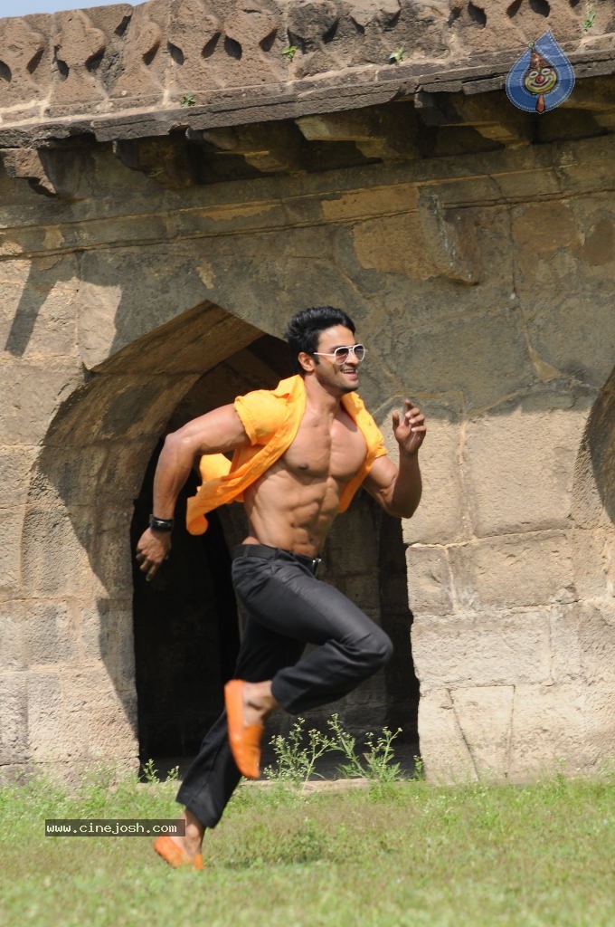 Sudheer Babu Six Pack Stills in Aadu Magadraa Bujji - 1 / 42 photos