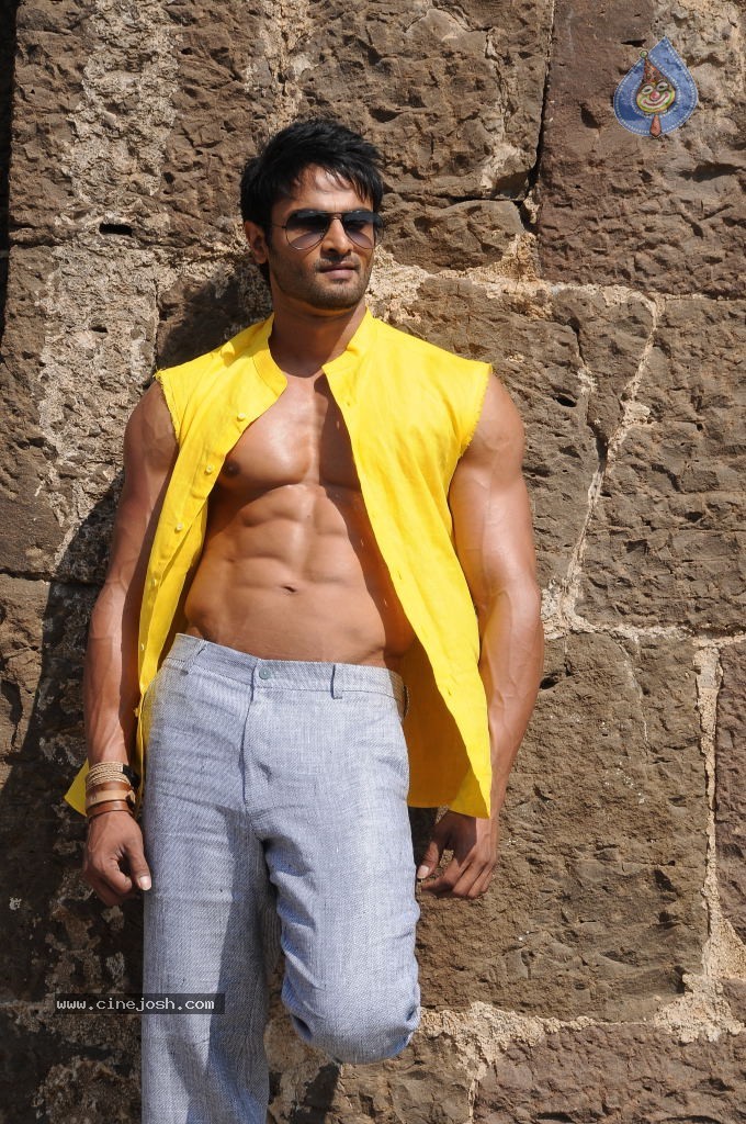 Sudheer Babu Six Pack Stills in Aadu Magadraa Bujji - 8 / 42 photos