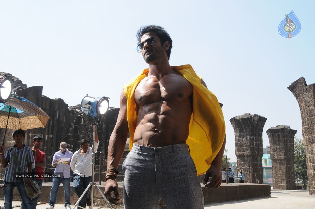 Sudheer Babu Six Pack Stills in Aadu Magadraa Bujji - 11 / 42 photos