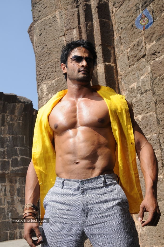 Sudheer Babu Six Pack Stills in Aadu Magadraa Bujji - 13 / 42 photos